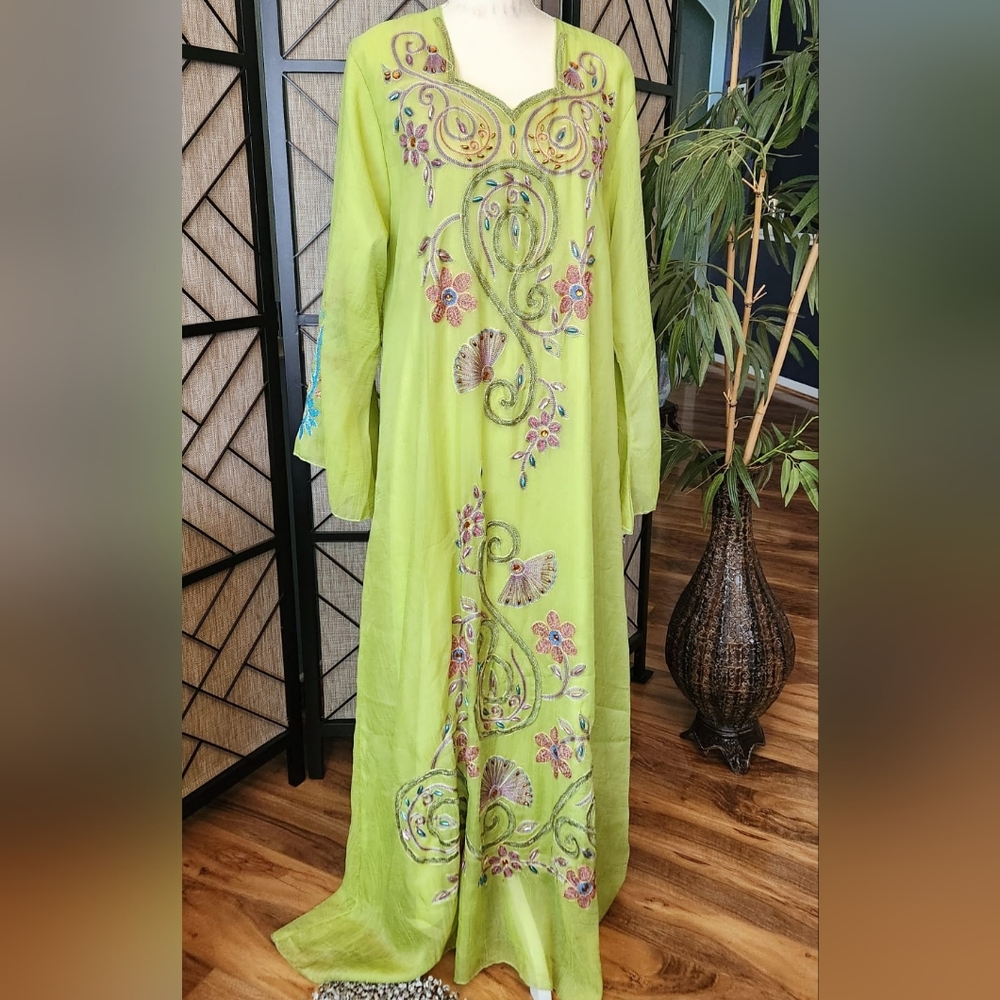 Floral Embroidered Long Sleeve Dress in Green